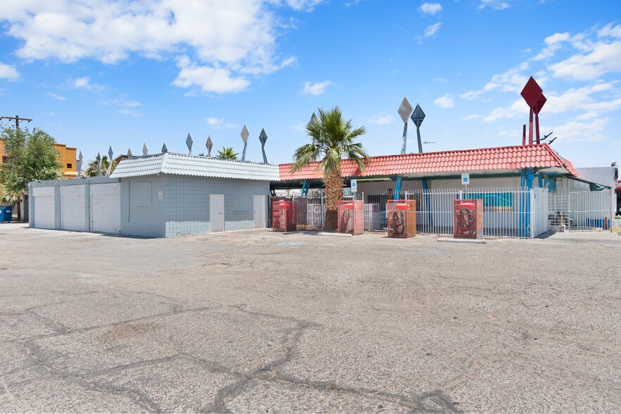 1961 E Charleston Blvd, Las Vegas, NV à louer - Photo du bâtiment - Image 1 de 16