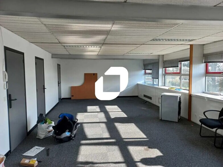 Office in Tremblay-en-France for lease - Interior Photo - Image 2 of 7