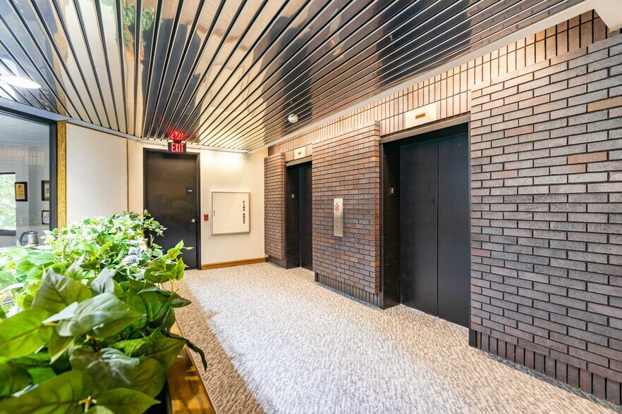 10 S Main St, Mount Clemens, MI à louer - Photo du bâtiment - Image 3 de 13