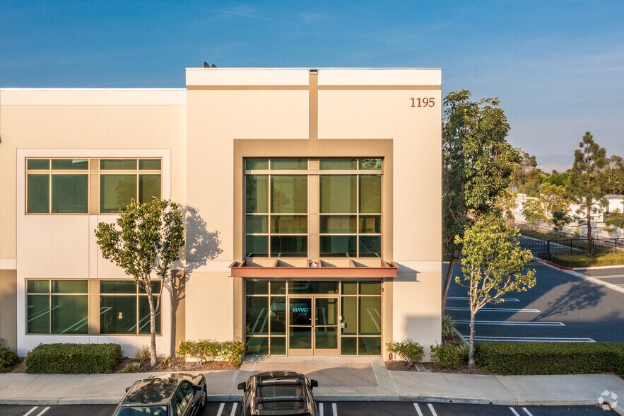1195 Warner Ave, Tustin, CA à louer - Photo du bâtiment - Image 2 de 4