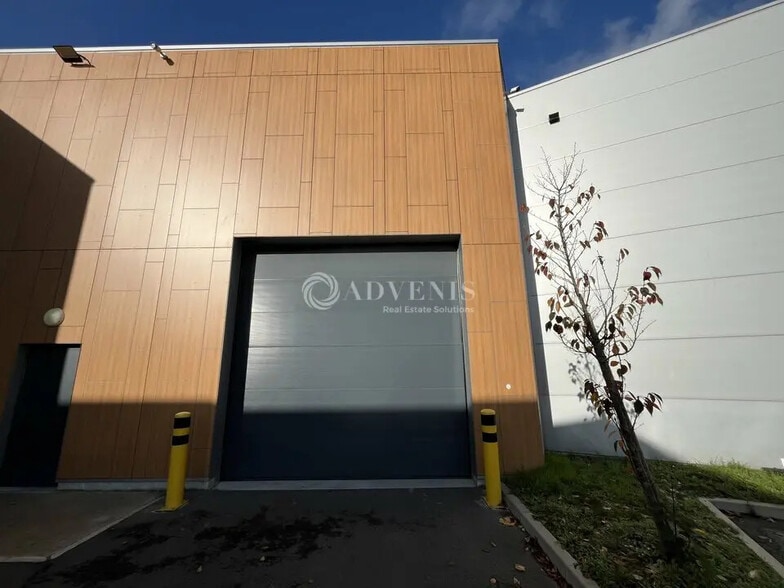 Flex in Grigny for lease - Building Photo - Image 2 of 12