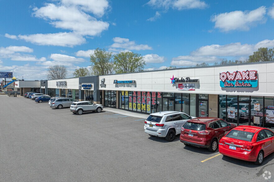 2889 28th St SE, Kentwood, MI à louer - Photo du bâtiment - Image 2 de 4