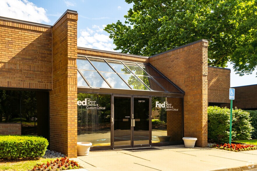 36133-36139 Schoolcraft Rd, Livonia, MI à louer - Photo du bâtiment - Image 2 de 15