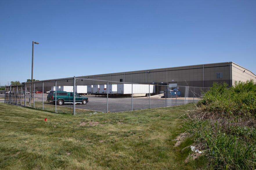 1000-1010 N Century Dr, Kansas City, MO for lease - Building Photo - Image 2 of 5