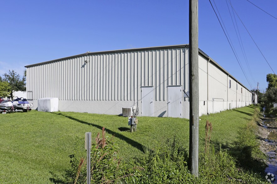 2301 Bruner Ln, Fort Myers, FL à louer - Photo du bâtiment - Image 2 de 3