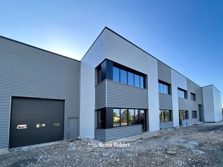 Flex in Pierre-Bénite for lease - Building Photo - Image 1 of 4