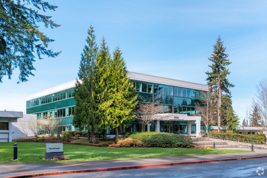 2333 158th Ct NE, Bellevue, WA à louer - Photo du bâtiment - Image 1 de 10