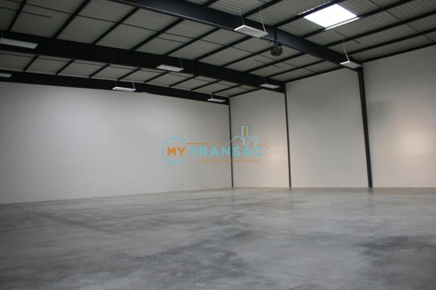 Flex in Lieusaint for lease - Interior Photo - Image 1 of 9