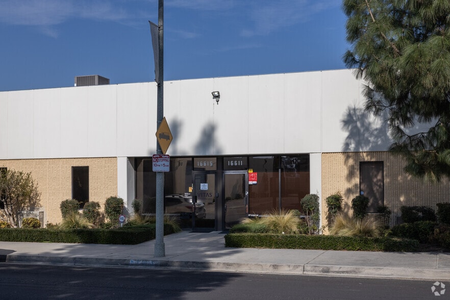 16611-16615 Arminta St, Van Nuys, CA for lease - Building Photo - Image 3 of 4