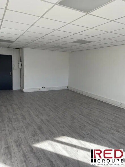 Bureau dans Meyreuil à louer - Photo du bâtiment - Image 3 de 5