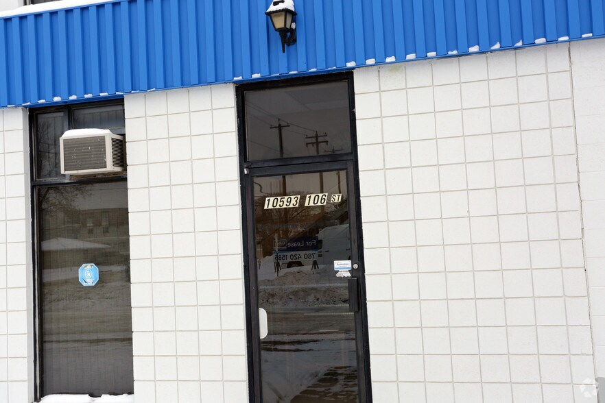 10576-10593 106th St NW, Edmonton, AB à louer - Photo du bâtiment - Image 3 de 7