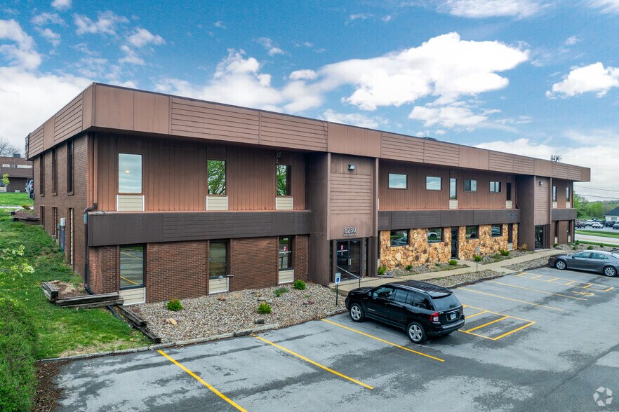 8230 Hickman Rd, Clive, IA à louer - Photo du bâtiment - Image 1 de 5