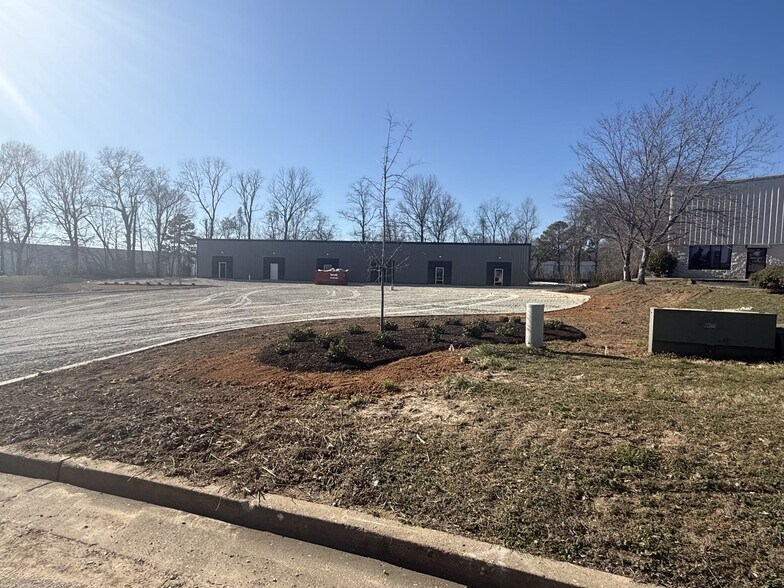 176 Commerce Center Cir, Jackson, TN for lease - Building Photo - Image 2 of 10