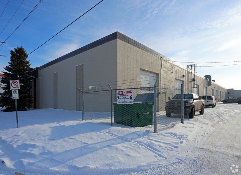 15355-15393 117th Ave NW, Edmonton, AB à louer - Photo du bâtiment - Image 2 de 8