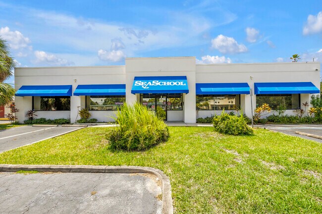 More details for 8440 4th St N, Saint Petersburg, FL - Retail for Sale