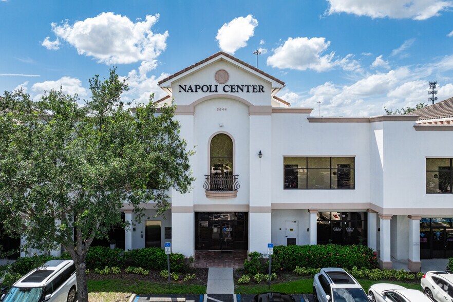 5644 Tavilla Cir, Naples, FL à louer - Photo du bâtiment - Image 3 de 6