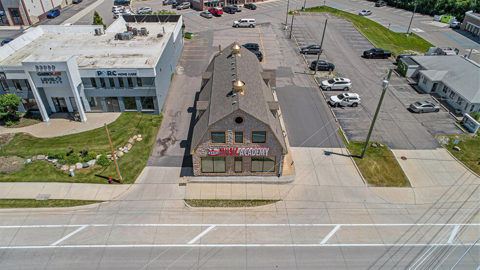 33030 Northwestern Hwy, West Bloomfield, MI à vendre - Photo du bâtiment - Image 2 de 25