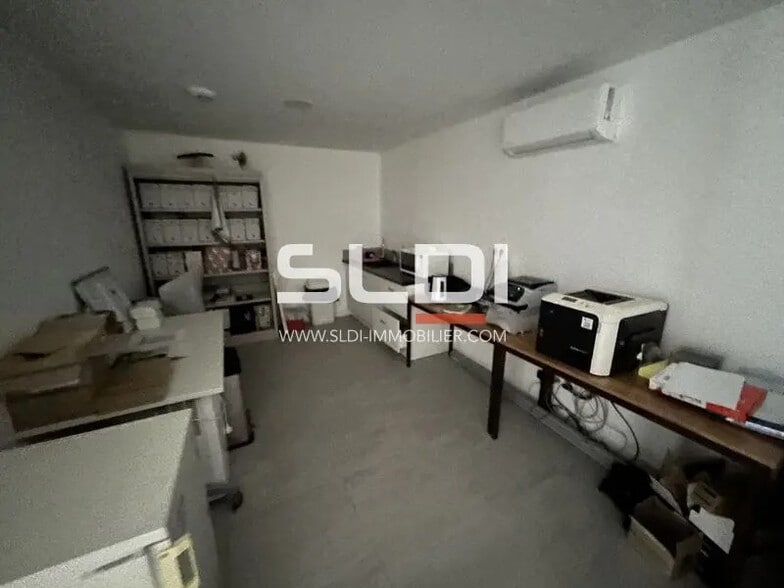 Retail in Jassans-Riottier for lease - Interior Photo - Image 3 of 8