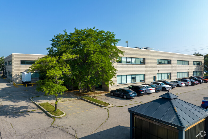 880 Laurentian Dr, Burlington, ON for lease - Building Photo - Image 2 of 5