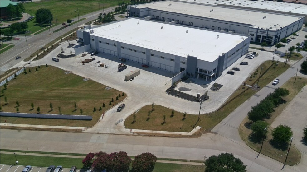 1751 Valley View Ln, Farmers Branch, TX for lease - Building Photo - Image 2 of 12