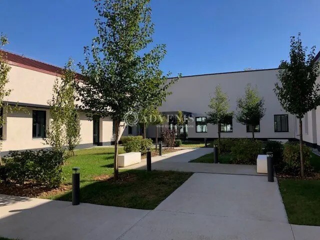 Bureau dans Vénissieux à louer - Photo du bâtiment - Image 2 de 5