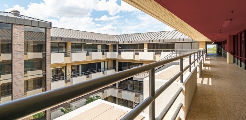 5501 N 19th Ave, Phoenix, AZ à louer - Photo du bâtiment - Image 2 de 11