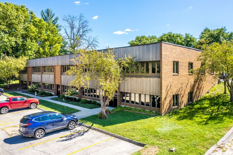 7177 Hickman Rd, Urbandale, IA à vendre - Photo du bâtiment - Image 2 de 4