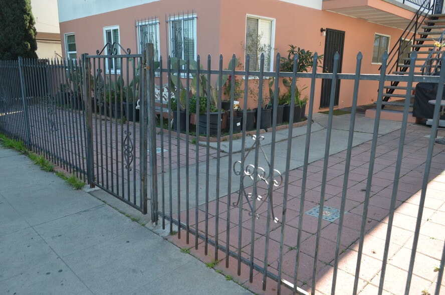 5909 Whitnall Hwy, Valley Village, CA à vendre - Photo du bâtiment - Image 2 de 20