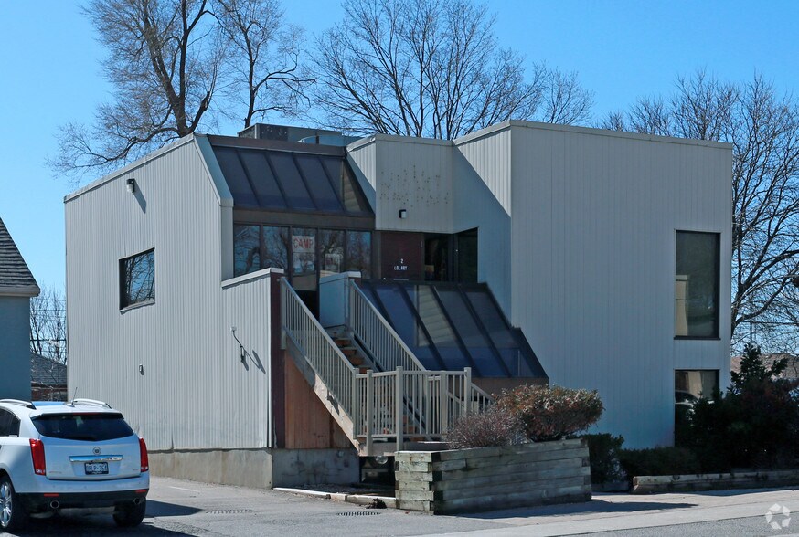87 Sheppard Ave W, Toronto, ON à louer - Photo du bâtiment - Image 2 de 8