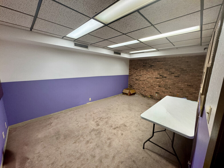 4180 W Broadway Ave, Robbinsdale, MN for lease - Interior Photo - Image 3 of 20