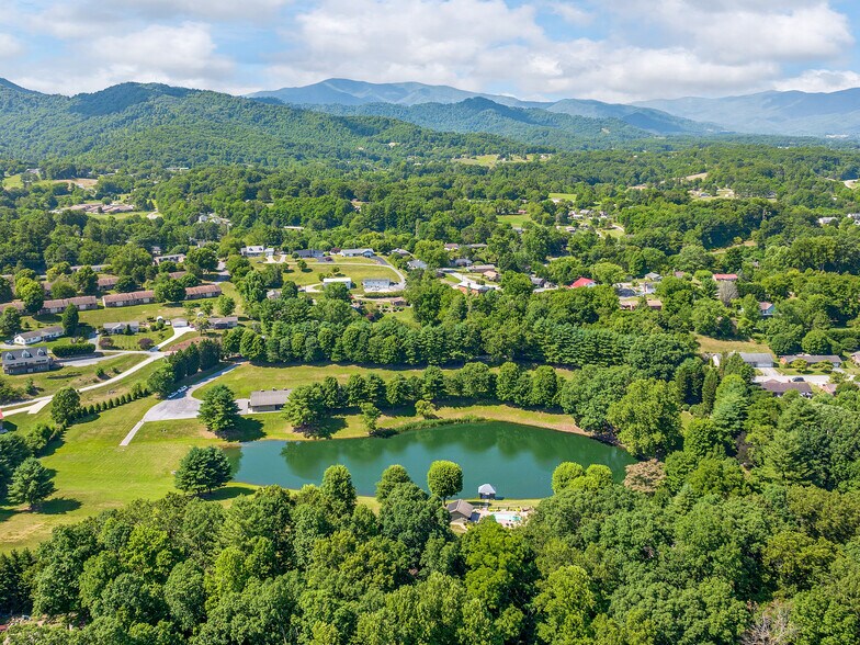 355 Johnson Dr, Canton, NC à vendre - Photo du bâtiment - Image 3 de 87