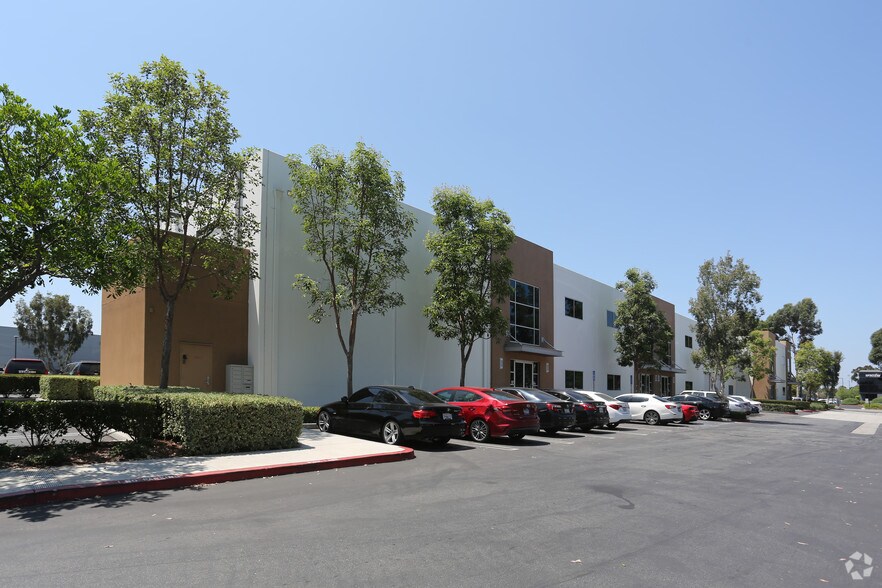 16782 Von Karman Ave, Irvine, CA à vendre - Photo du bâtiment - Image 3 de 8