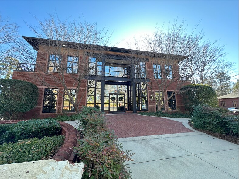120 Club Oak Ct, Winston-Salem, NC à louer - Photo du bâtiment - Image 1 de 1