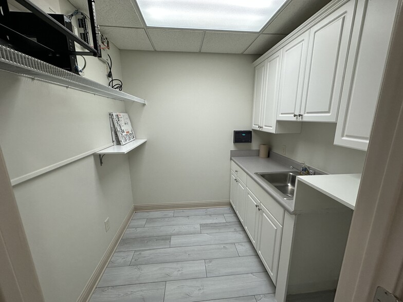 4994 Lower Roswell Rd, Marietta, GA for lease - Interior Photo - Image 2 of 13