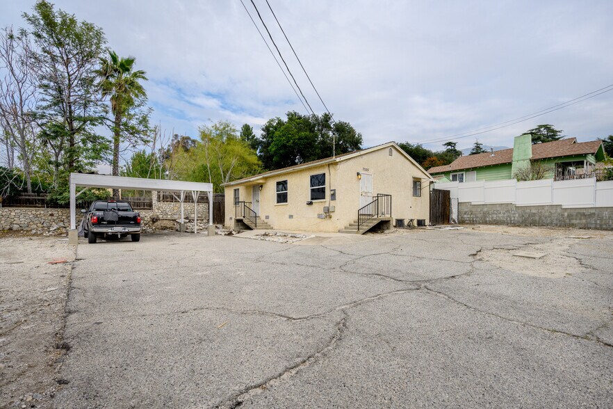 7025 Day St, Tujunga, CA à vendre - Photo du bâtiment - Image 2 de 15