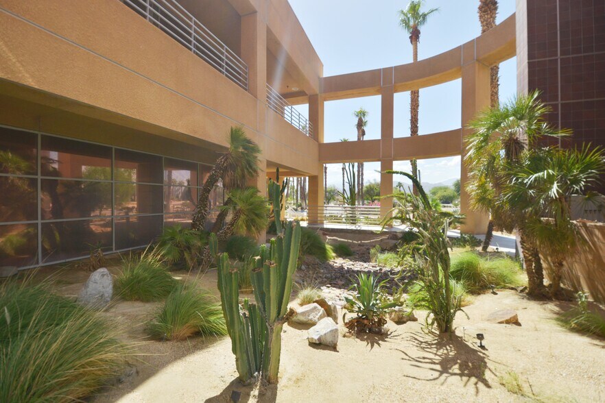750 N Gene Autry Trl, Palm Springs, CA à louer - Photo du bâtiment - Image 2 de 28