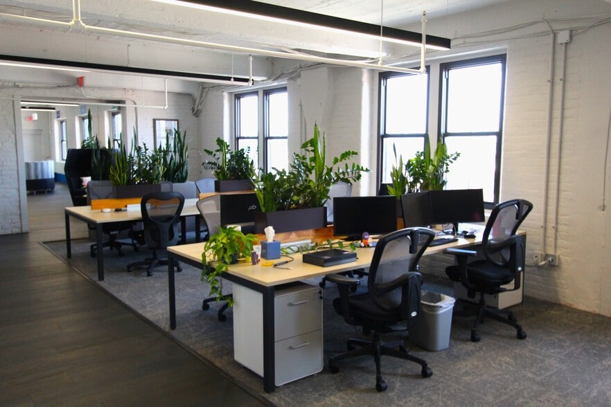 221-235 W 12th St, Cincinnati, OH for lease - Building Photo - Image 2 of 5