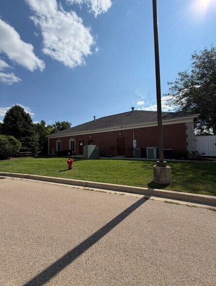2075 Blackberry Dr, Geneva, IL à louer - Photo du bâtiment - Image 3 de 3