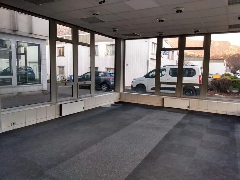 Office in Saint-Martin-le-Vinoux for lease - Interior Photo - Image 3 of 16