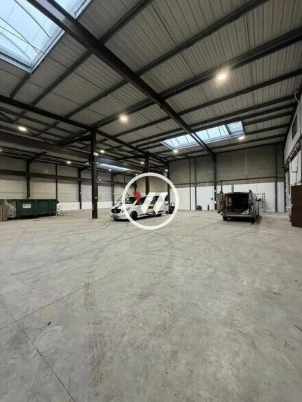 Flex in Le Thillay for lease - Building Photo - Image 3 of 9