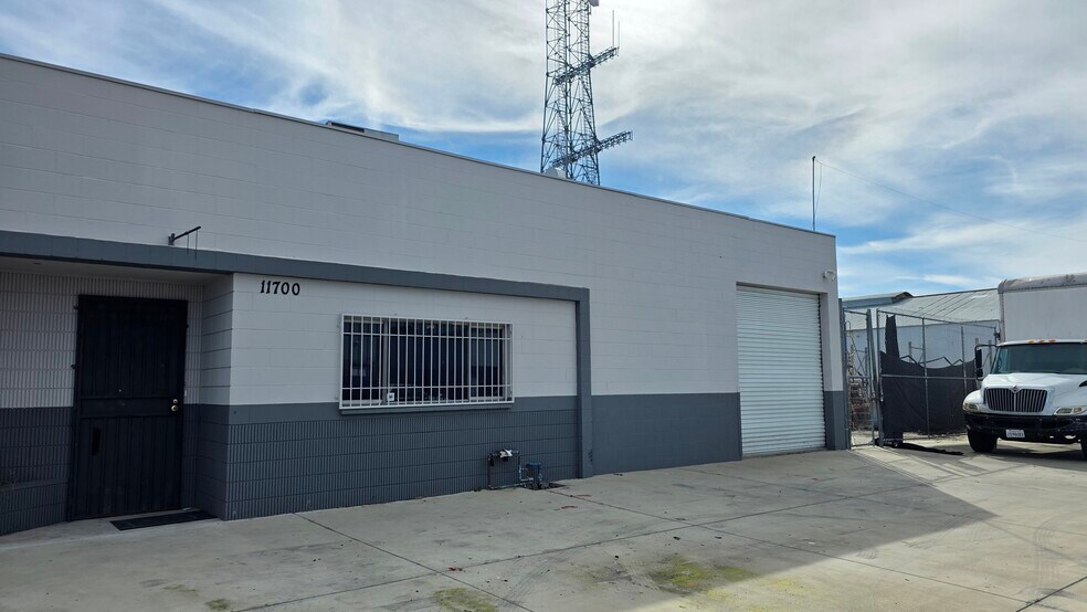 Prime OC Industrial Warehouses portefeuille de 2 propriétés à vendre sur LoopNet.ca - Photo du bâtiment - Image 3 de 22