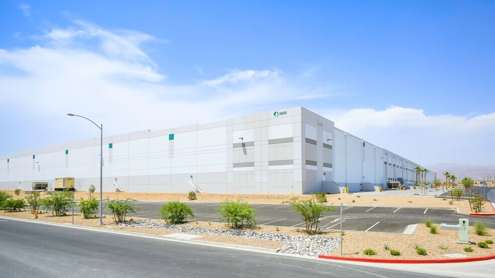 5835 E Ann Rd, Las Vegas, NV à louer - Photo du bâtiment - Image 2 de 4