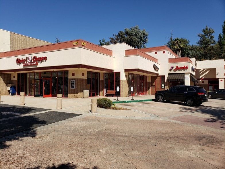 501-591 Country Club Dr, Simi Valley, CA for lease - Building Photo - Image 3 of 5