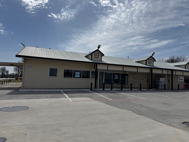 430 J M Lindsay Blvd, Lindsay, TX for lease - Building Photo - Image 2 of 2