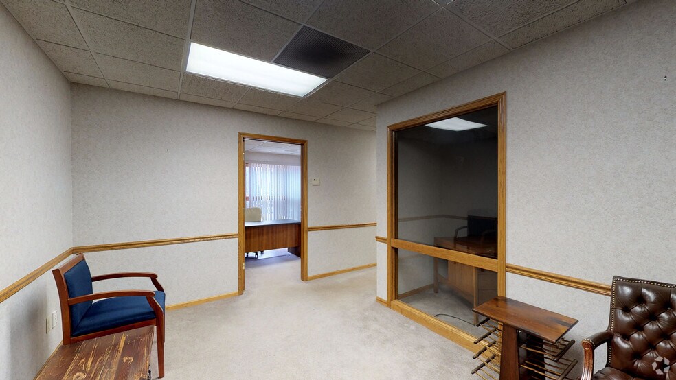 1001 W Glen Oaks Ln, Mequon, WI for sale - Matterport 3D Scan - Image 3 of 20