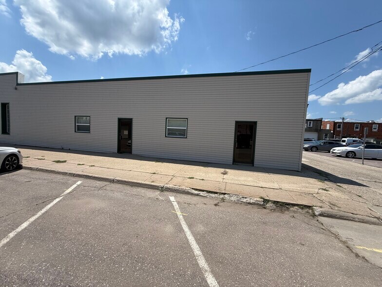 918 Iowa Ave, Onawa, IA for lease - Primary Photo - Image 1 of 1
