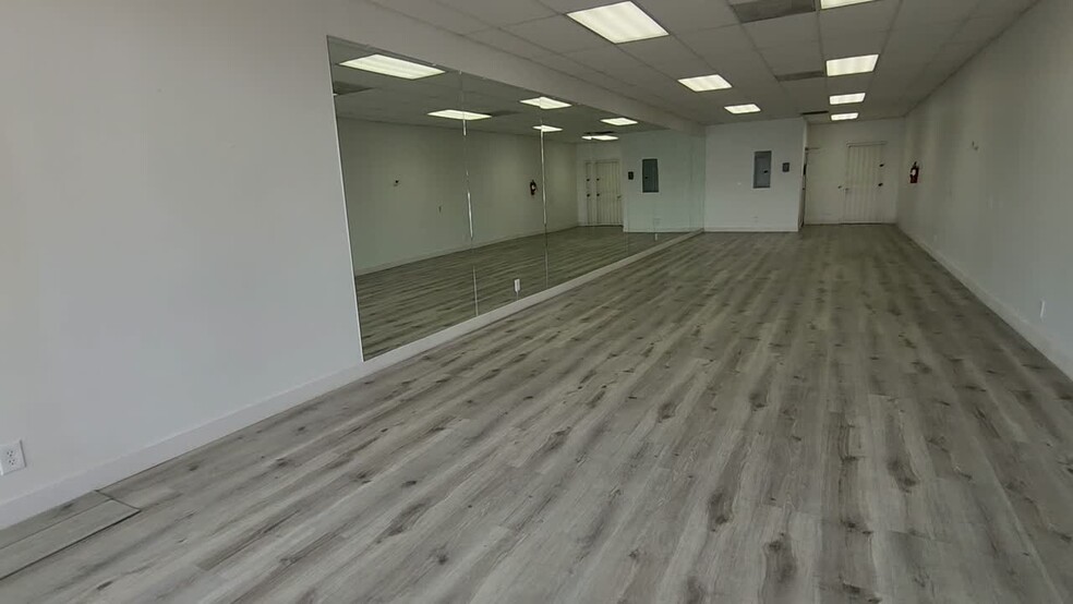 18399-18409 Ventura Blvd, Tarzana, CA for lease - Commercial Listing Video - Image 2 of 6