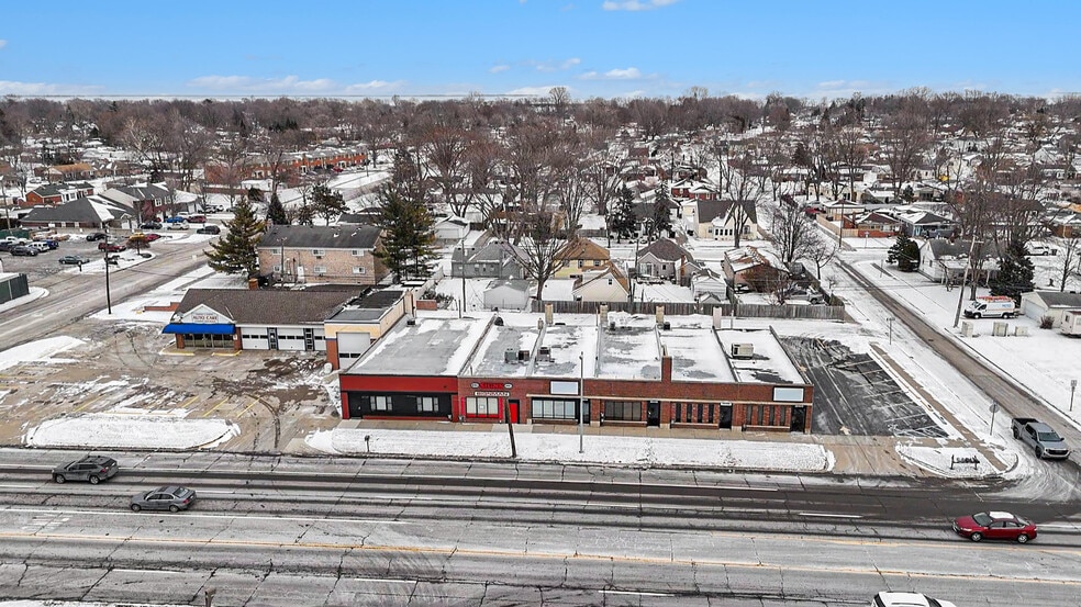 28410 Harper Ave, Saint Clair Shores, MI à louer - Photo du bâtiment - Image 3 de 40