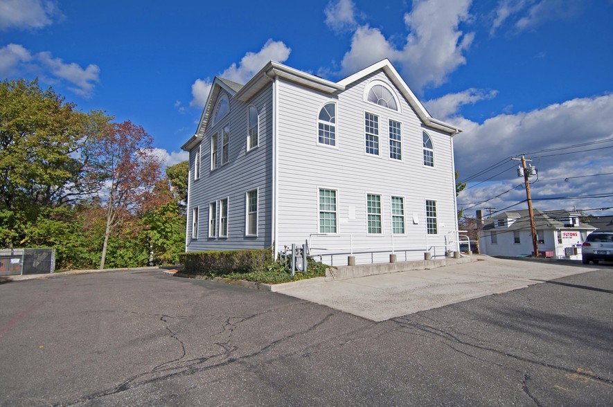 1000 Main St, Port Jefferson, NY for lease - Building Photo - Image 3 of 3