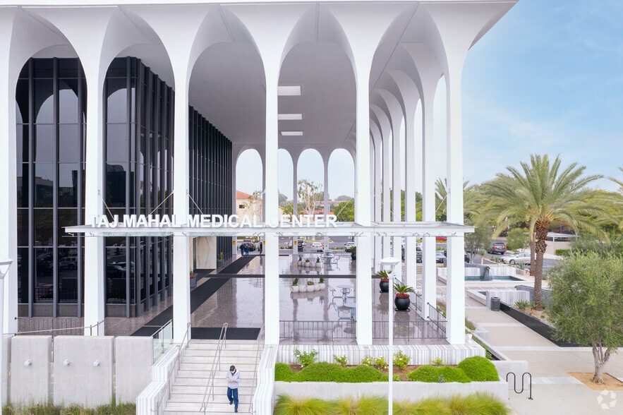 23521 Paseo de Valencia, Laguna Hills, CA for lease - Building Photo - Image 2 of 17